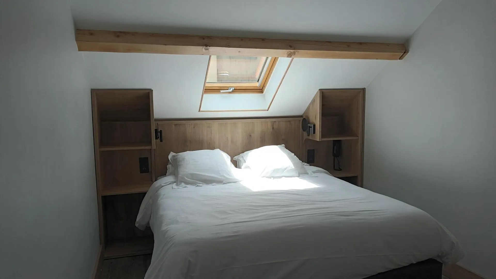 Отель Hotel-Restaurant Logis L'Aubrac Лайоль